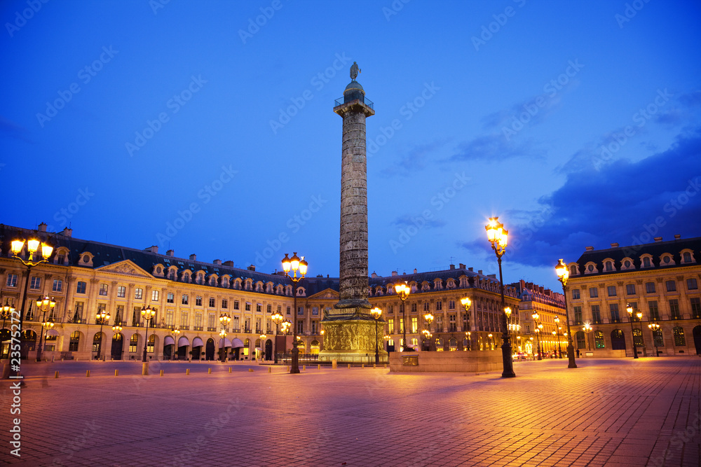 Fototapeta premium Znane miejsce Vendôme nocą. Paryż, Francja