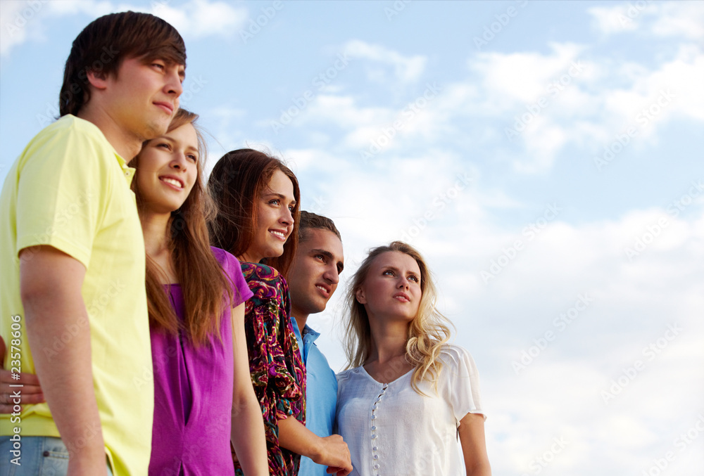 © pressmaster - Happy friends