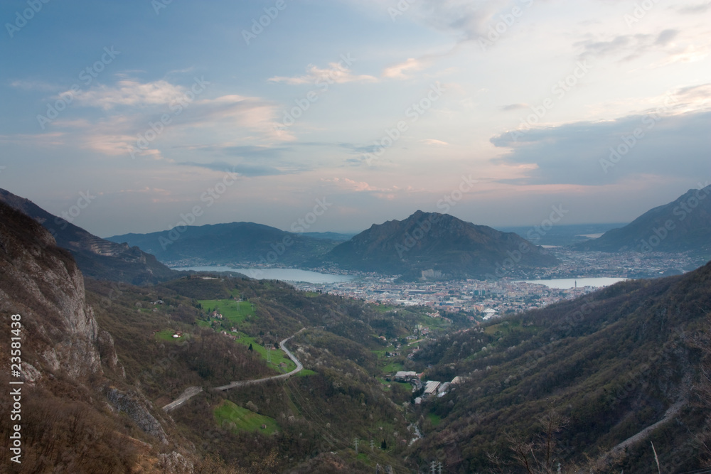 Naklejka premium Mountains near lake