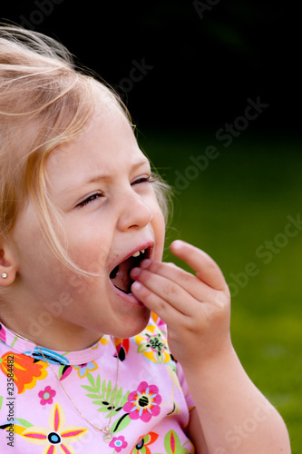 Kind beim Essen von Schokolade photo