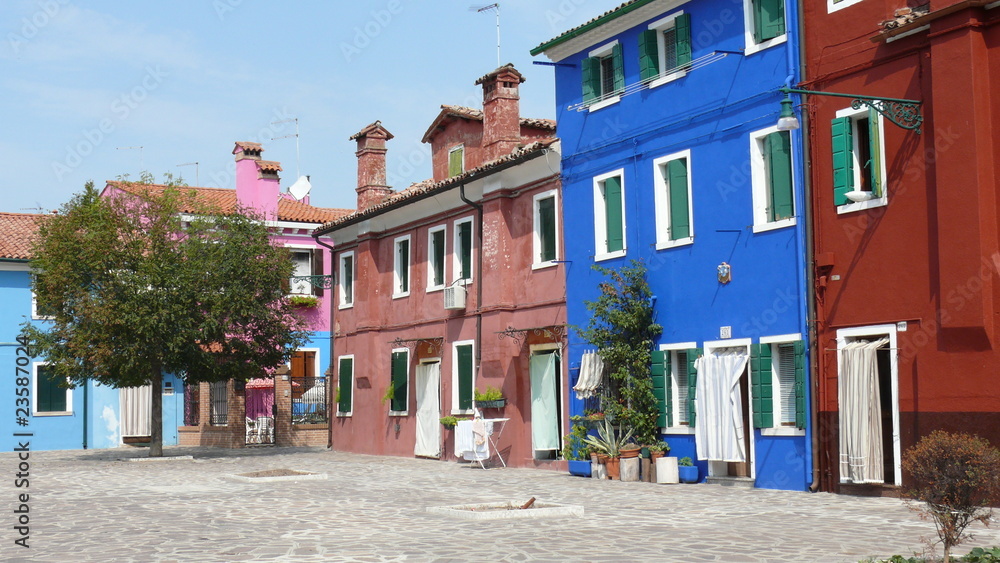Bunte Häuser malerisch auf Platz in Burano
