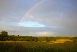 regenbogen über landschaft in frankreich