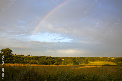 regenbogen über landschaft in frankreich