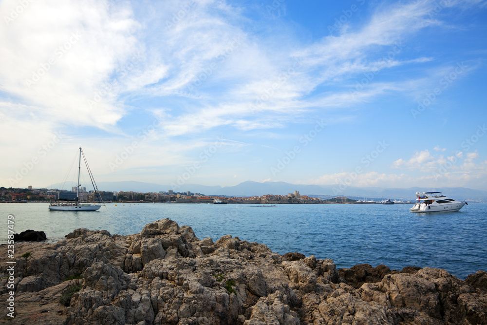 Obraz premium boote vor antibes an der Côte d'Azur