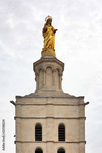 statue der jungfrau maria auf der kathedrale von avignon