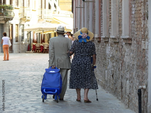 Senioren Ehepaar mit Hüten beim Einkaufen in Altstadt