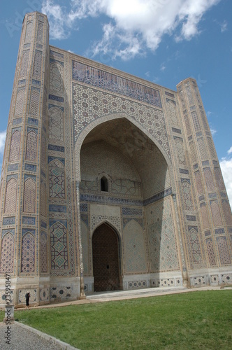 Porte monumentale d'une mosquée en Ouzbékistan