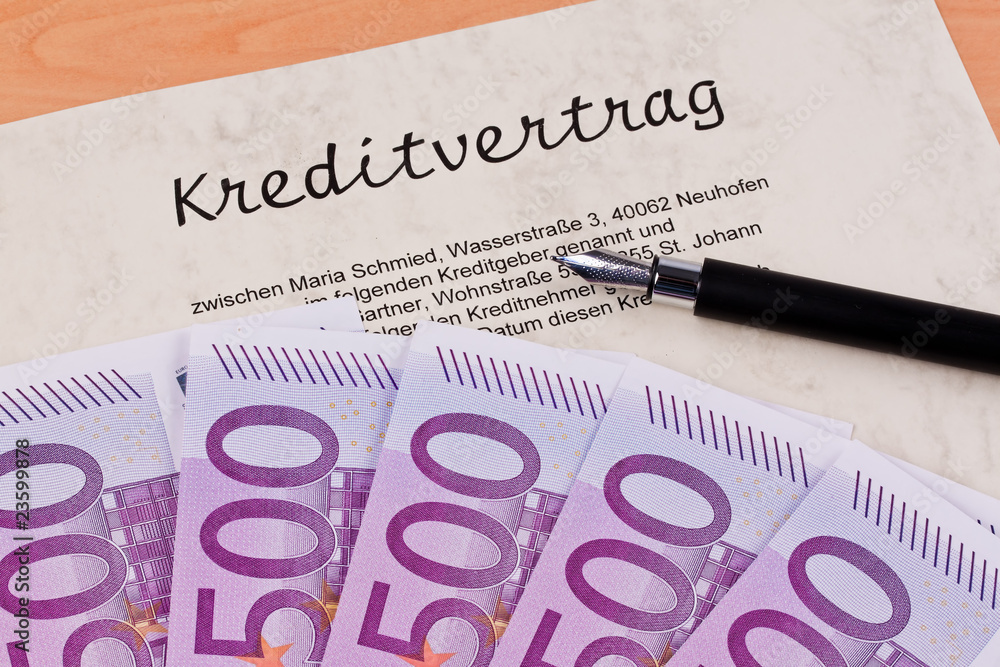 Kreditvertrag Unterschrieben Kann Noch Was Schief Gehen Auxmoney Euro Geldscheine und Kredit Vertrag Stock-Foto | Adobe Stock