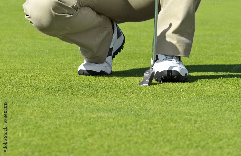 Obraz premium Mann auf dem Golfplatz