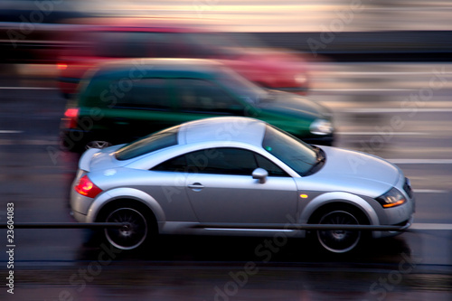 schnelle Autos auf nasser Straße © lptrcks