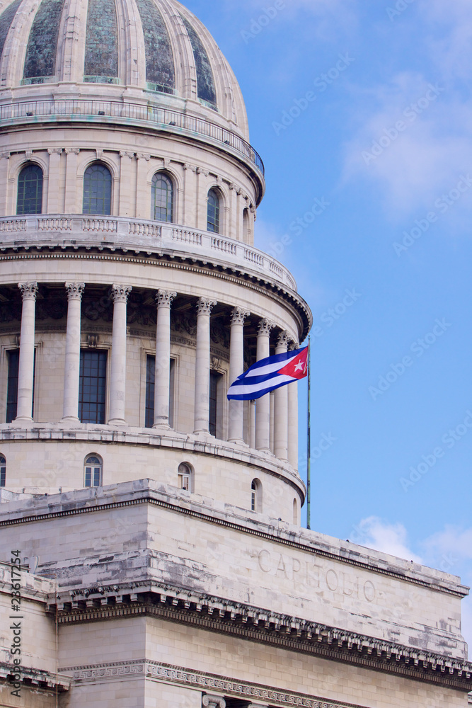 Cupola del Capitolio con bandiera cubana Cupola del Capitolio con bandiera cubana