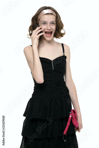 Девочка эмоционально разговаривает по телефону