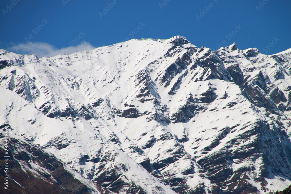 ヒマラヤ山脈と青空