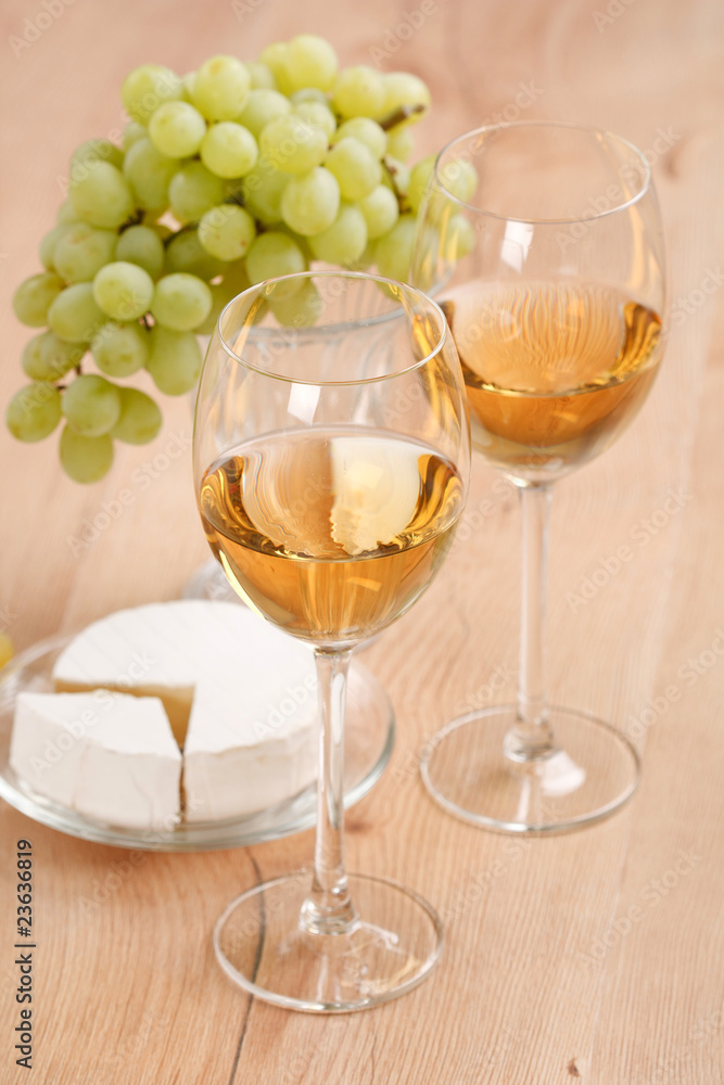 Fototapeta premium Still-life with bunch of grapes and white wine