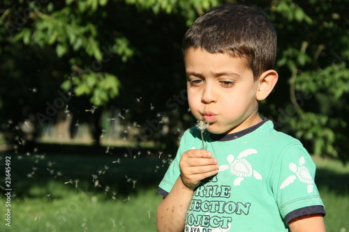 bambino che soffia photo