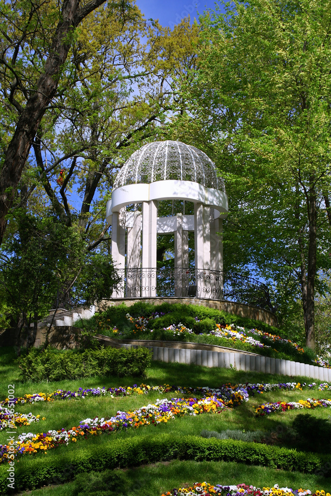 Obraz premium Ротонда в городском парке.