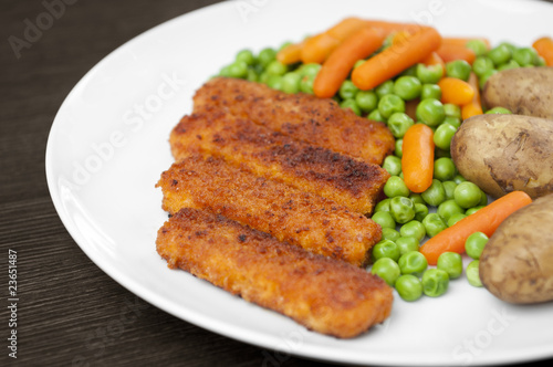 Fish finger meal with vegetables