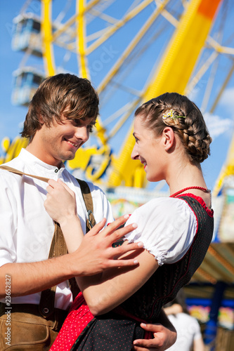 Paar in Tracht flirtet vor Riesenrad photo