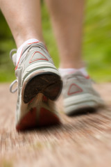 Sierkussen Joggen Vrouw joggend op parkpad  © Alexander Raths