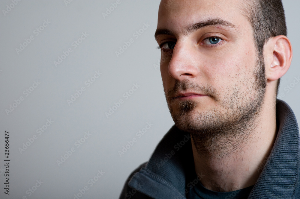 Fototapeta premium ragazzo con sguardo di sfida