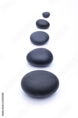 Schwarze Zen Steine in Balance