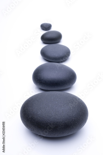 Schwarze Zen Steine in Balance