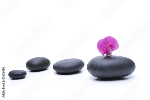 Schwarze Zen Steine in Balance