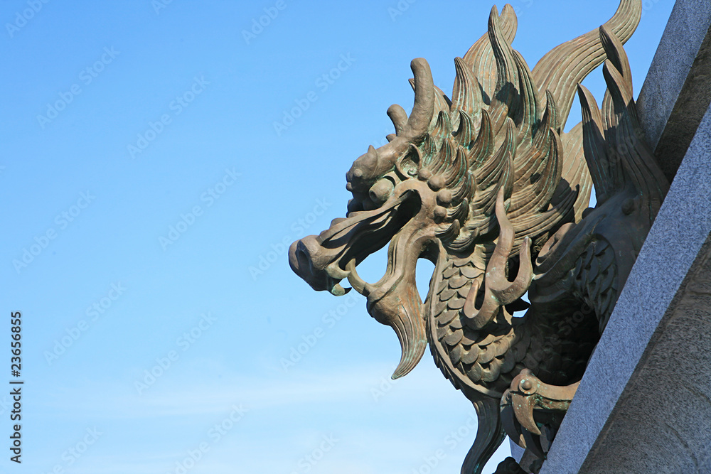 Fototapeta premium Dragon been Design On The Roof Of A Temple .