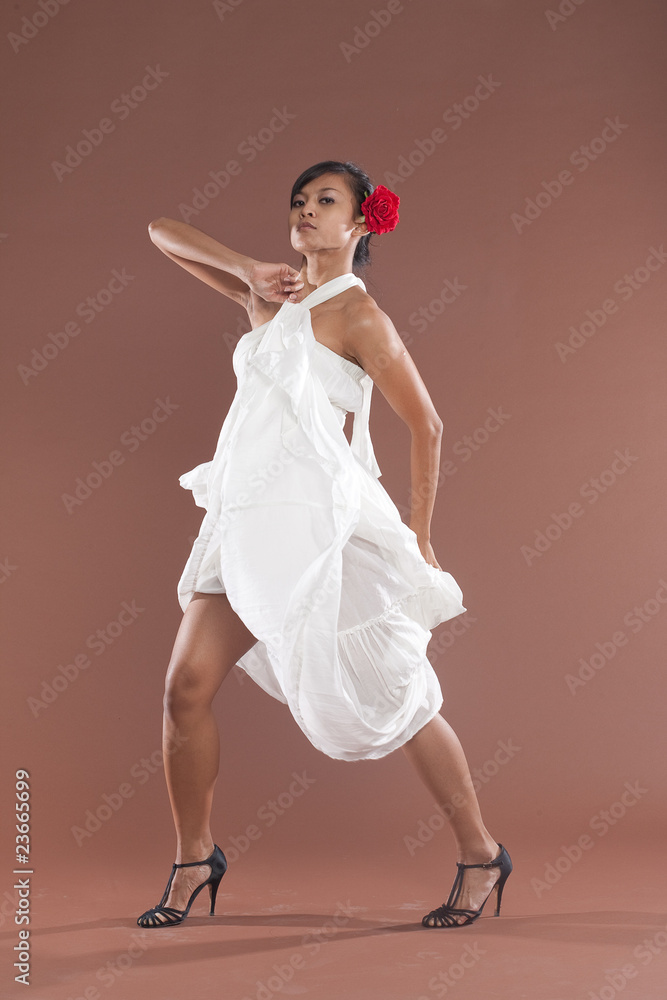 Fototapeta premium Beautiful flamenco dancer in white dress
