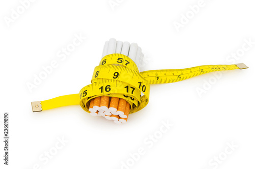 Fotografía Smoking concept with measuring tape and cigarettes