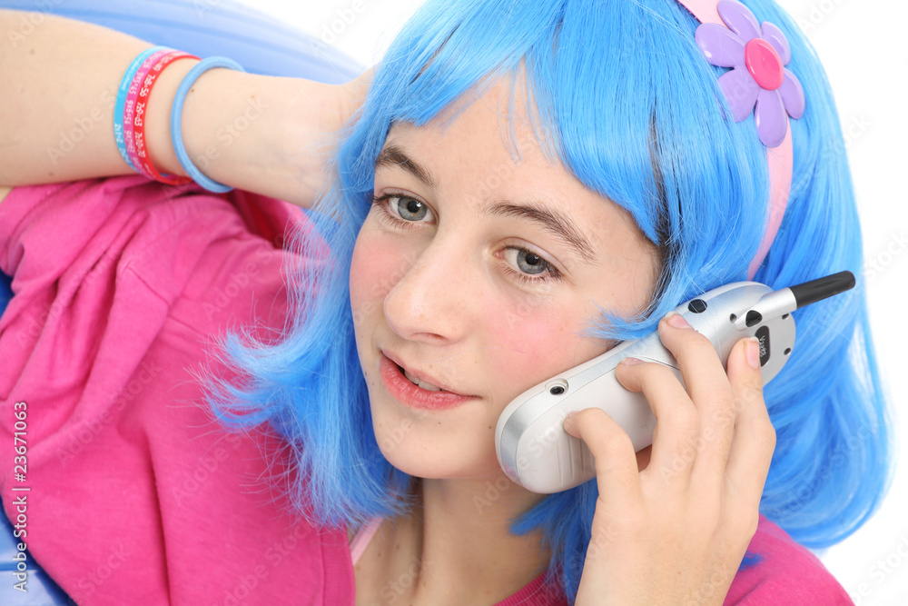 Jeune fille ecoute un message telephonique Jeune fille ecoute un message telephonique