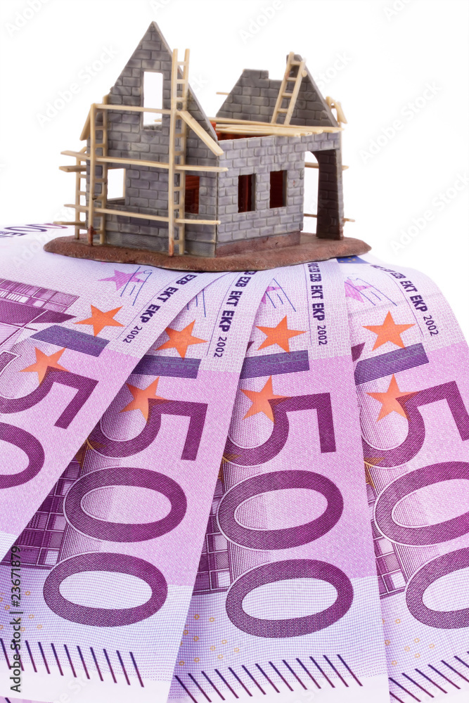 Naklejka premium Euro Geldscheine und Rohbau eines Hauses