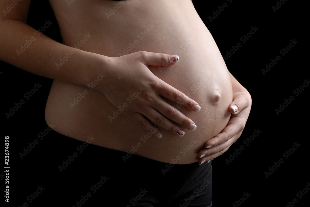 ventre de femme enceinte sur fond noir ventre de femme enceinte sur fond noir