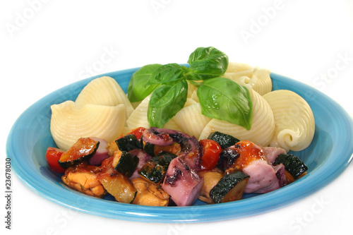 Meeresfrüchte und Gemüse mit Pasta photo