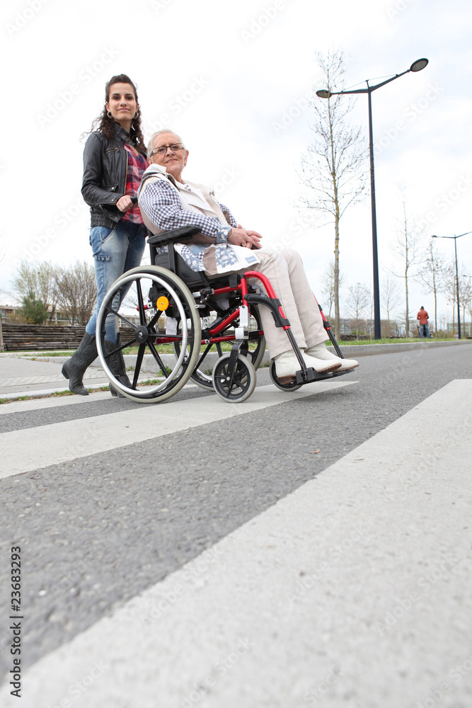 Jeune femme aidant personne âgée Jeune femme aidant personne âgée