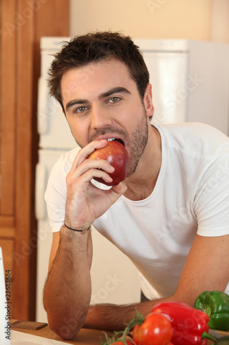 Fotografie Portrait d'un homme mangeant une pomme
