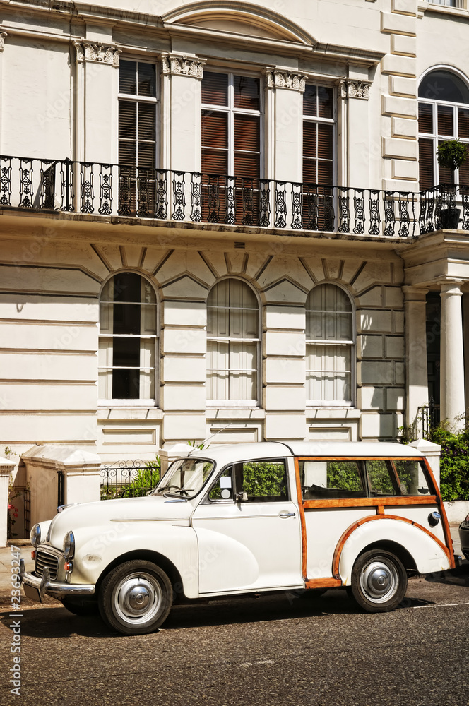 Fototapeta premium Elegant apartment building and an old car at Notting Hill.