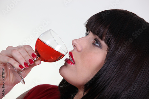 Portrait d'une  femme buvant un verre de rosé