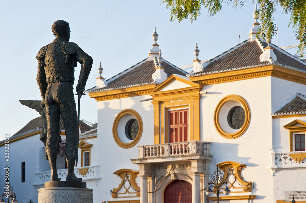 Fototapeta premium Estatua de Pepe Luis Vázquez y la Real Maestranza Sevilla