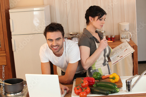 Jeune couple faisant la cuisine