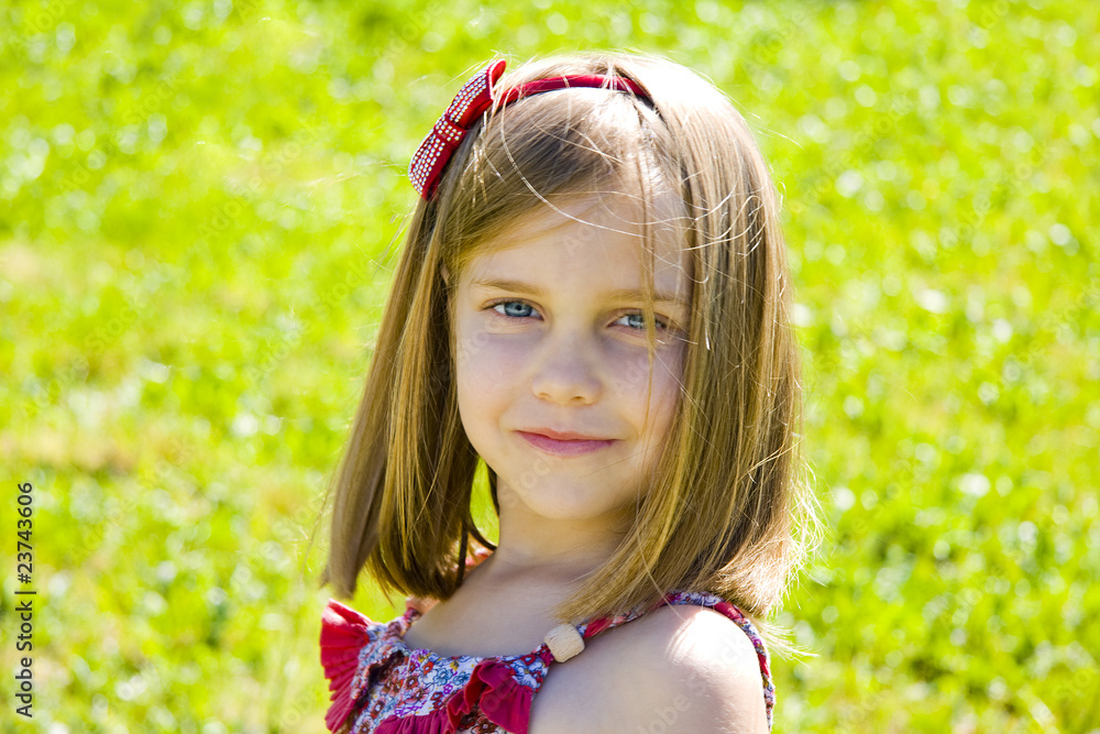 niña sonriendo Stock Photo | Adobe Stock