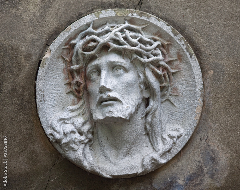 sculpture of Jesus Christ in the face of thorny wreath