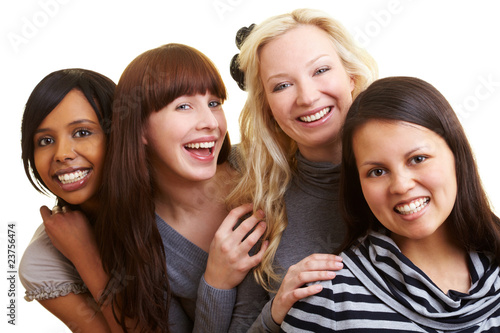Vier glückliche Frauen hintereinander