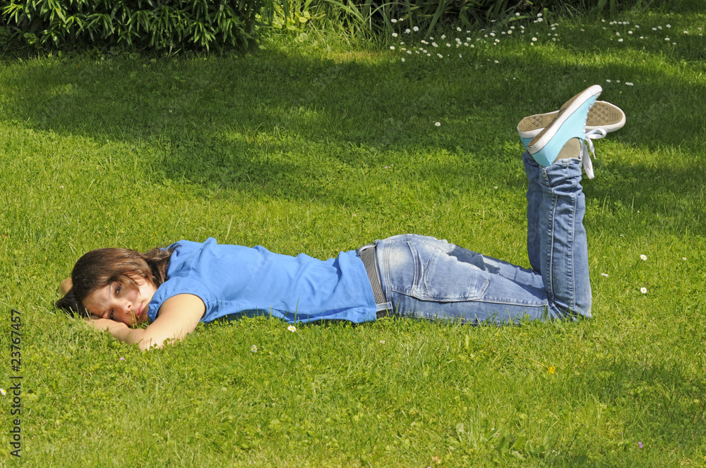 Jugendliche auf einer Wiese