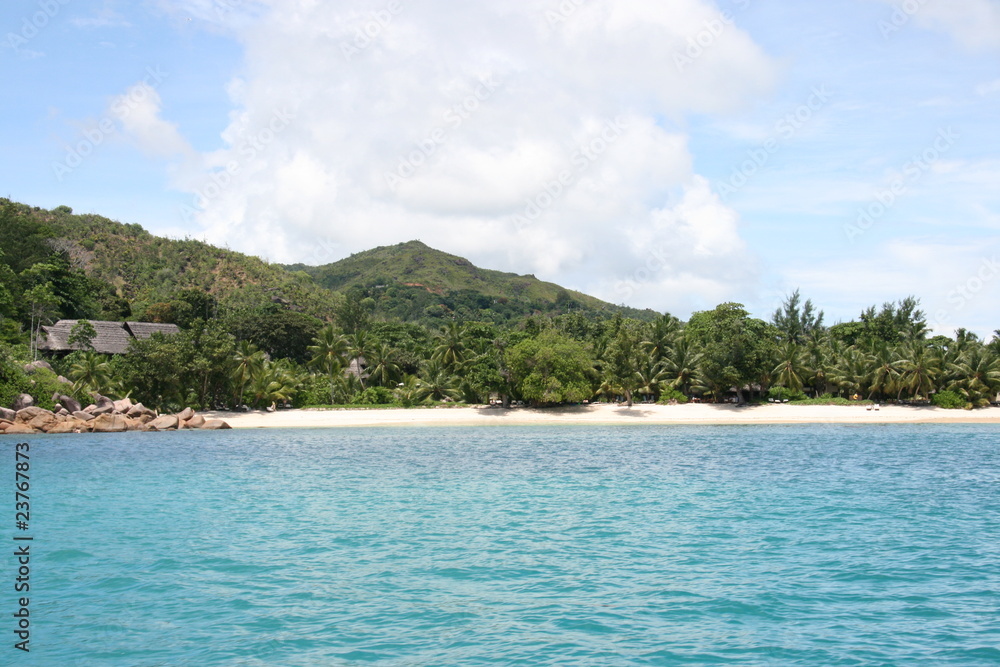 Strandblick Seychellen mit Felsen 2