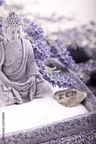 Buddha bei Zen Meditation, Massage Steine, Lavendel