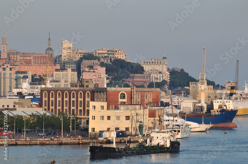 port de gênes et gênes en italie photo