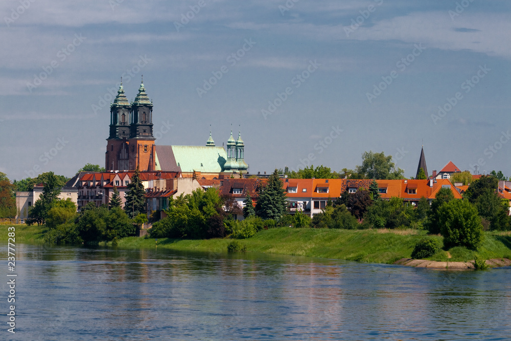 Obraz premium Cathedral church and river in the center of city