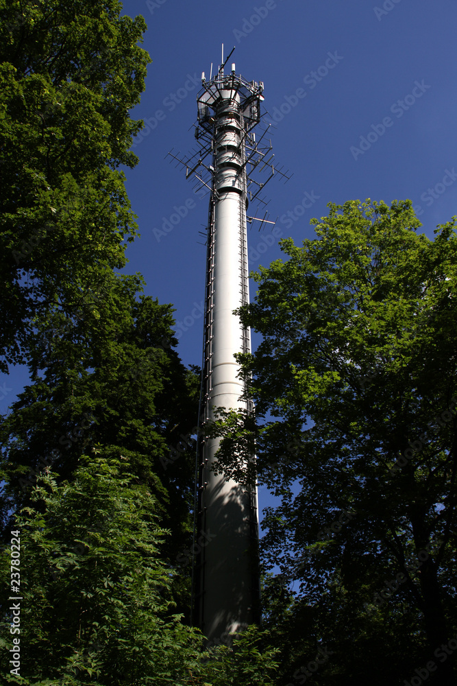 Fototapeta premium Sendemast im Grünen