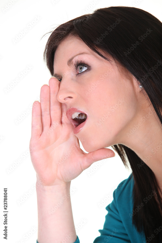 Jeune femme ouvrant la bouche pour appeler Jeune femme ouvrant la bouche pour appeler